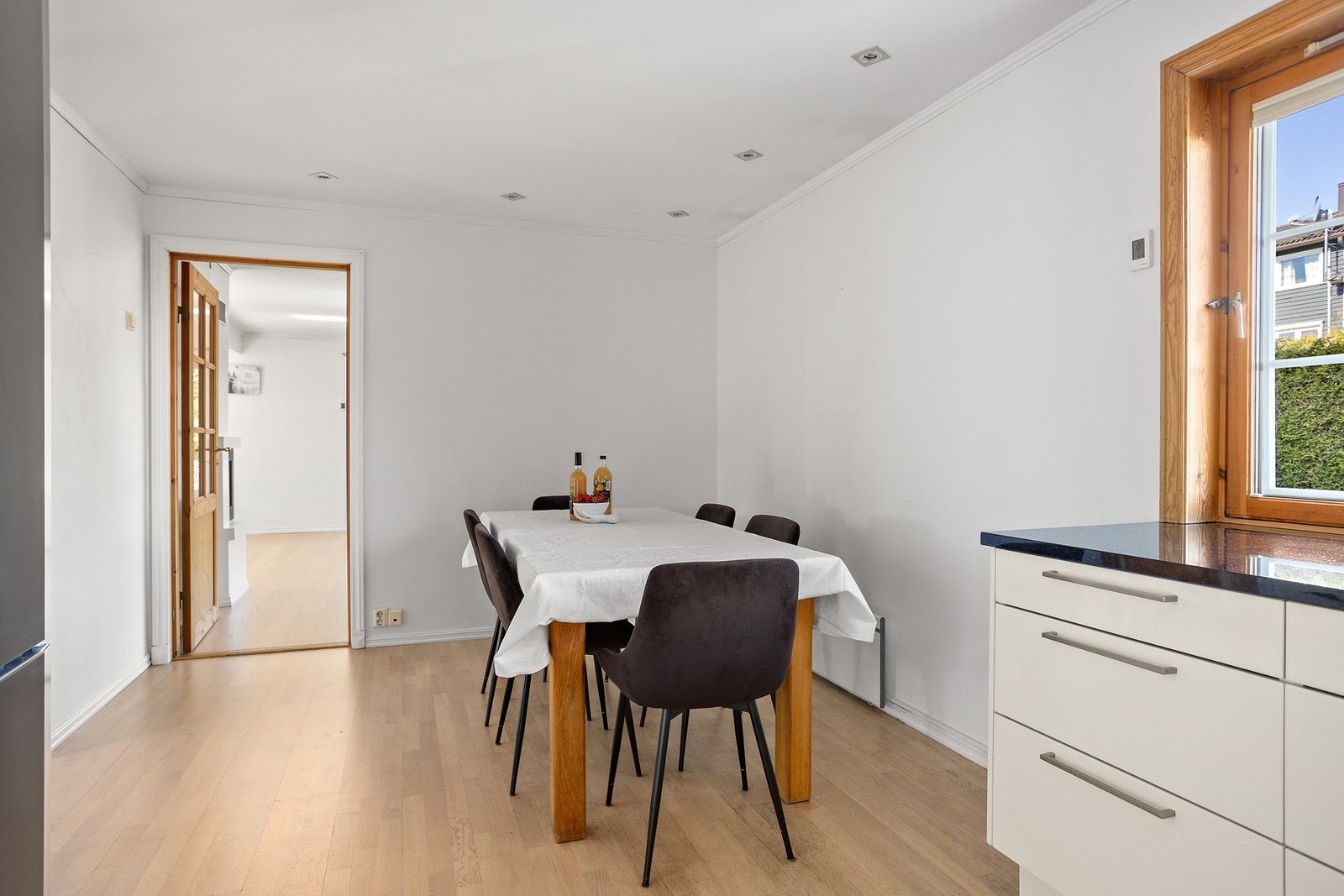 Kjøkkenet er praktisk innredet med god skap- og benkeplass. Galleribilde