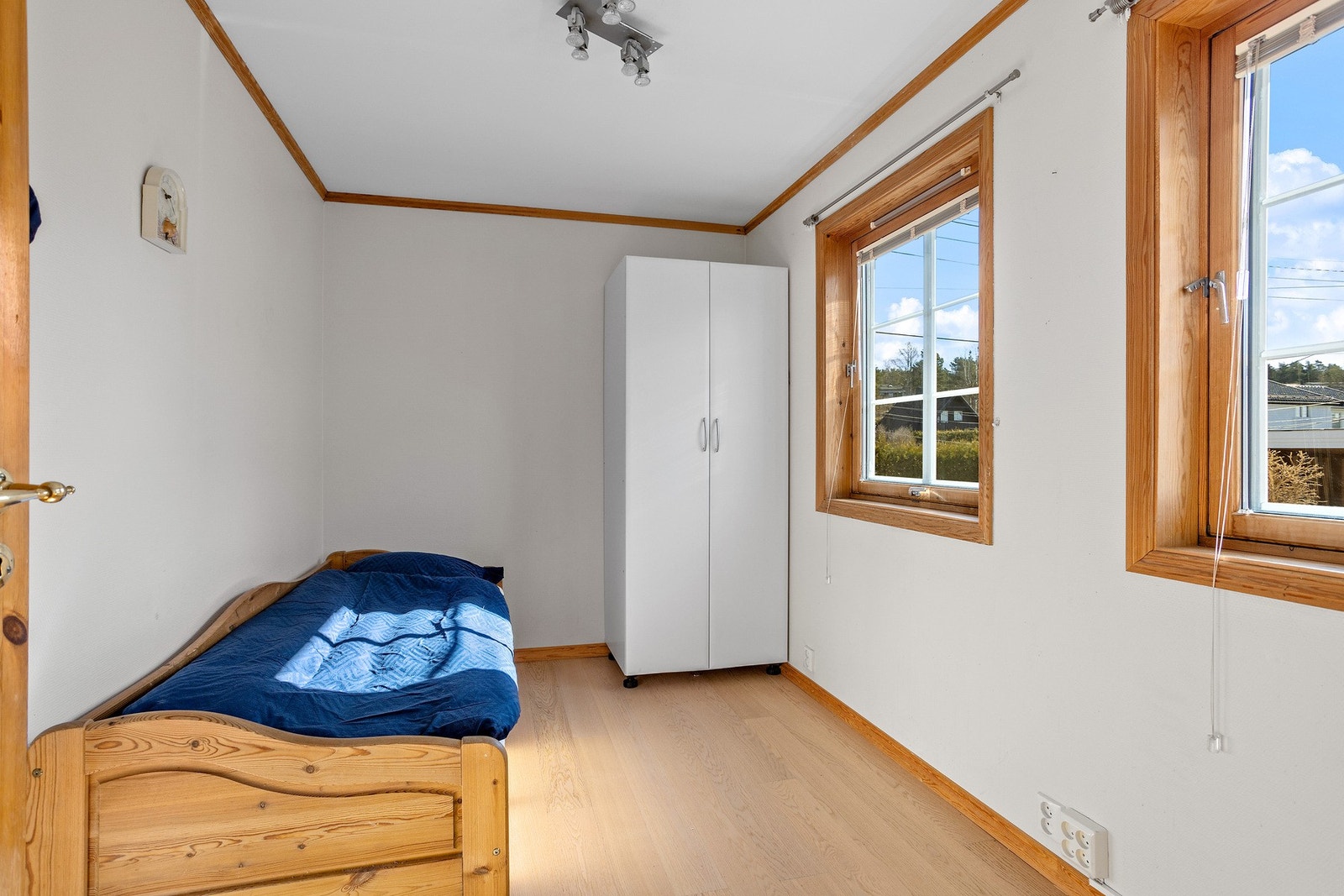 Meget romslig soverom med rikelig plass til en komfortabel seng, tilpasset møblement og praktiske garderobeløsninger. Galleribilde