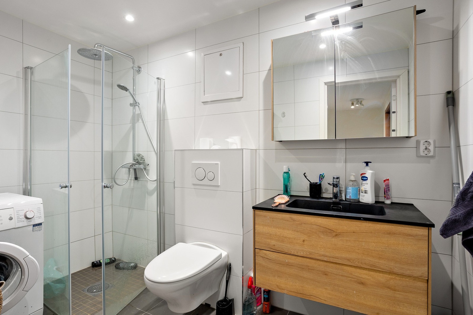 Rommet er innredet med dusjhjørne, servant i innredning, opplegg for vaskemaskin og vegg hengt toalett. Totaloppusset i 2022.
Dokumentasjon foreligger.
Ikke søkt om bruksendring i kjeller. Galleribilde