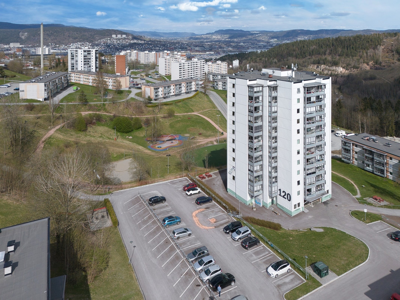 Gode bussforbindelser med hyppige avganger til Drammen sentrum, umiddelbar nærhet til bussholdeplass Galleribilde
