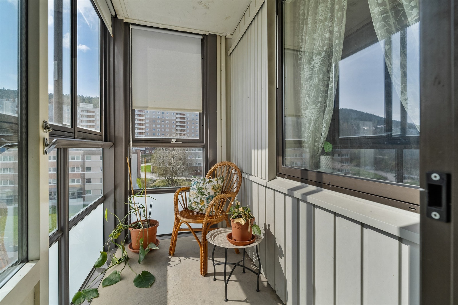 Innglasset balkong på ca. 4 kvm med skyvbare glassfelt og innvendig solskjerming Galleribilde