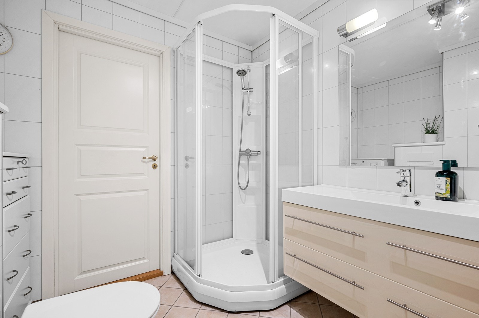 Både badekar og dusjkabinett på badet Galleribilde
