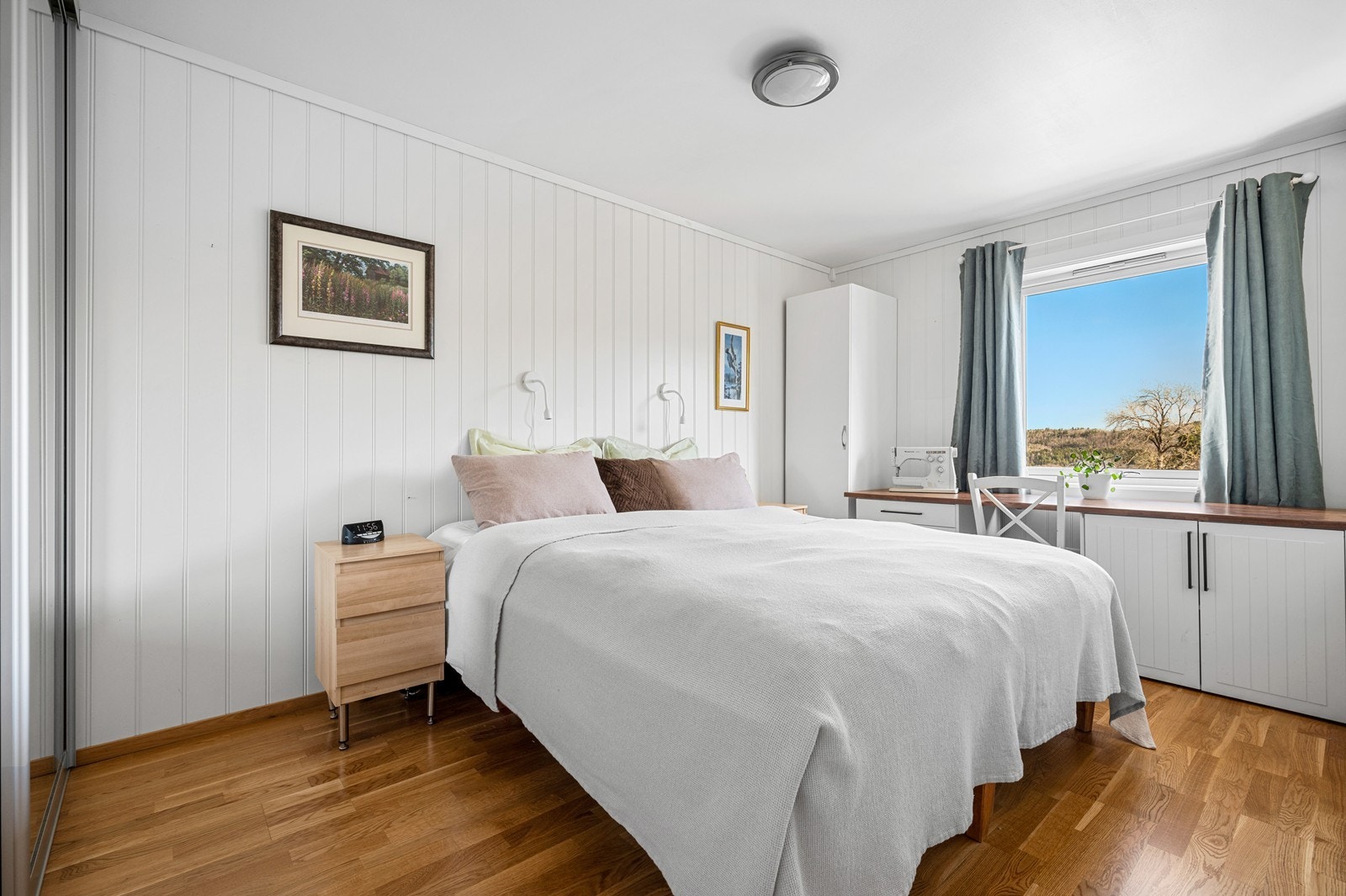 Romslig hovedsoverom med skyvedørsgarderobe Galleribilde