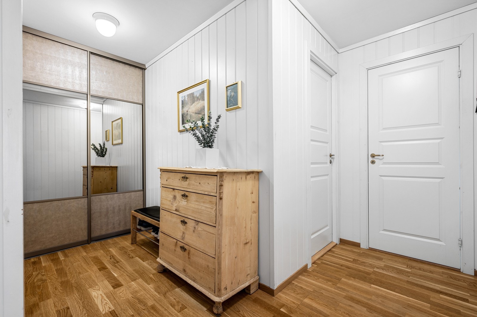 I entré er det garderobekrok med skyvedørsgarderobe og innvendig bod til høyre Galleribilde