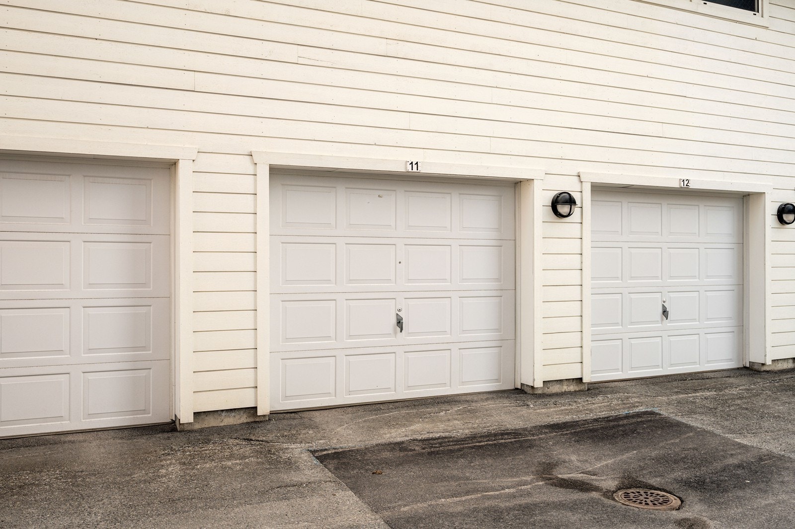 Det medfølger garasje med elektrisk portåpner Galleribilde