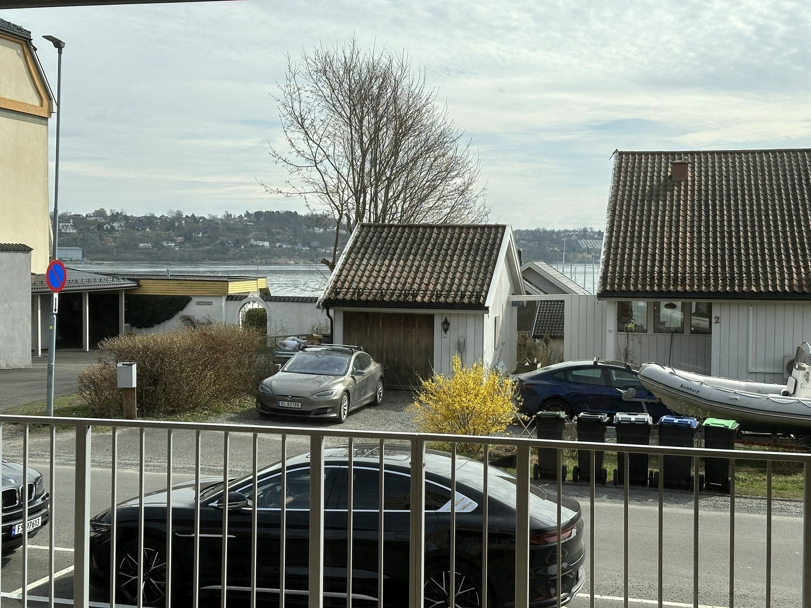 Utsikt til havet, og en kort gåtur ned til båthavnen og stranden Galleribilde
