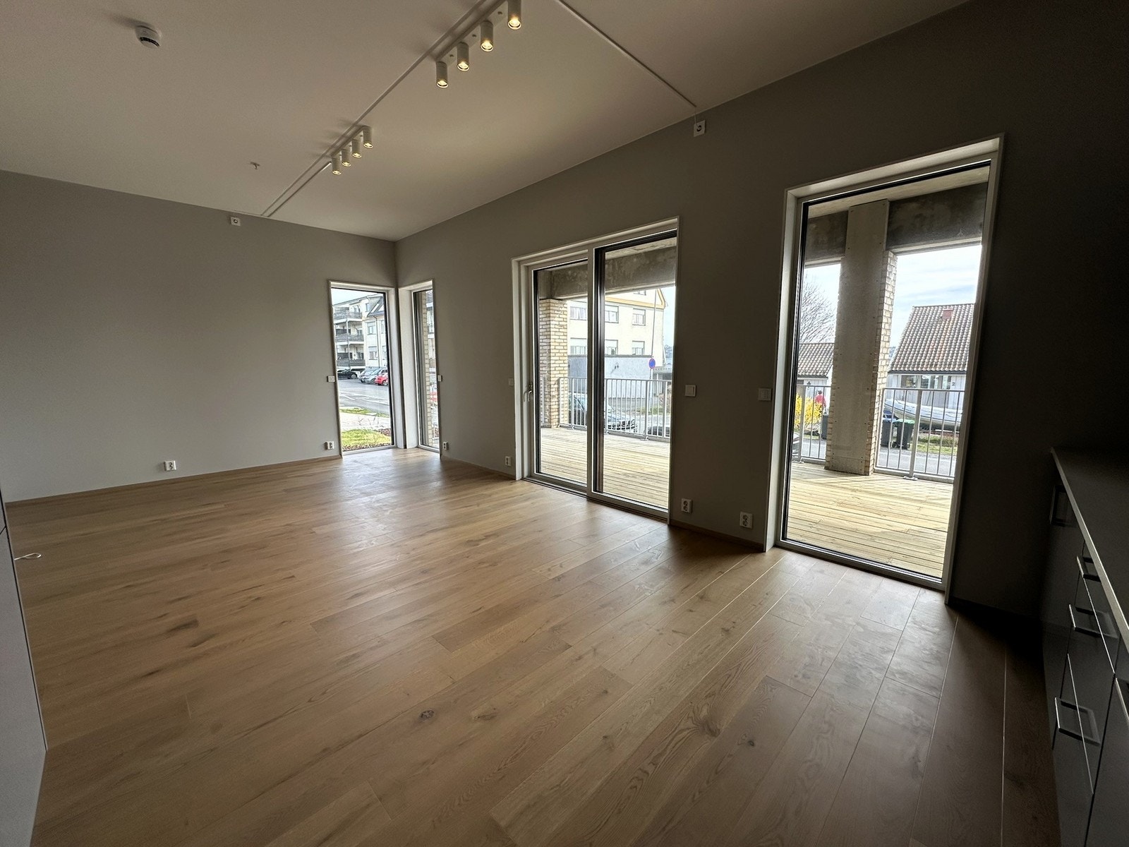Mot balkongen - leiligheten oppleves lys. Galleribilde