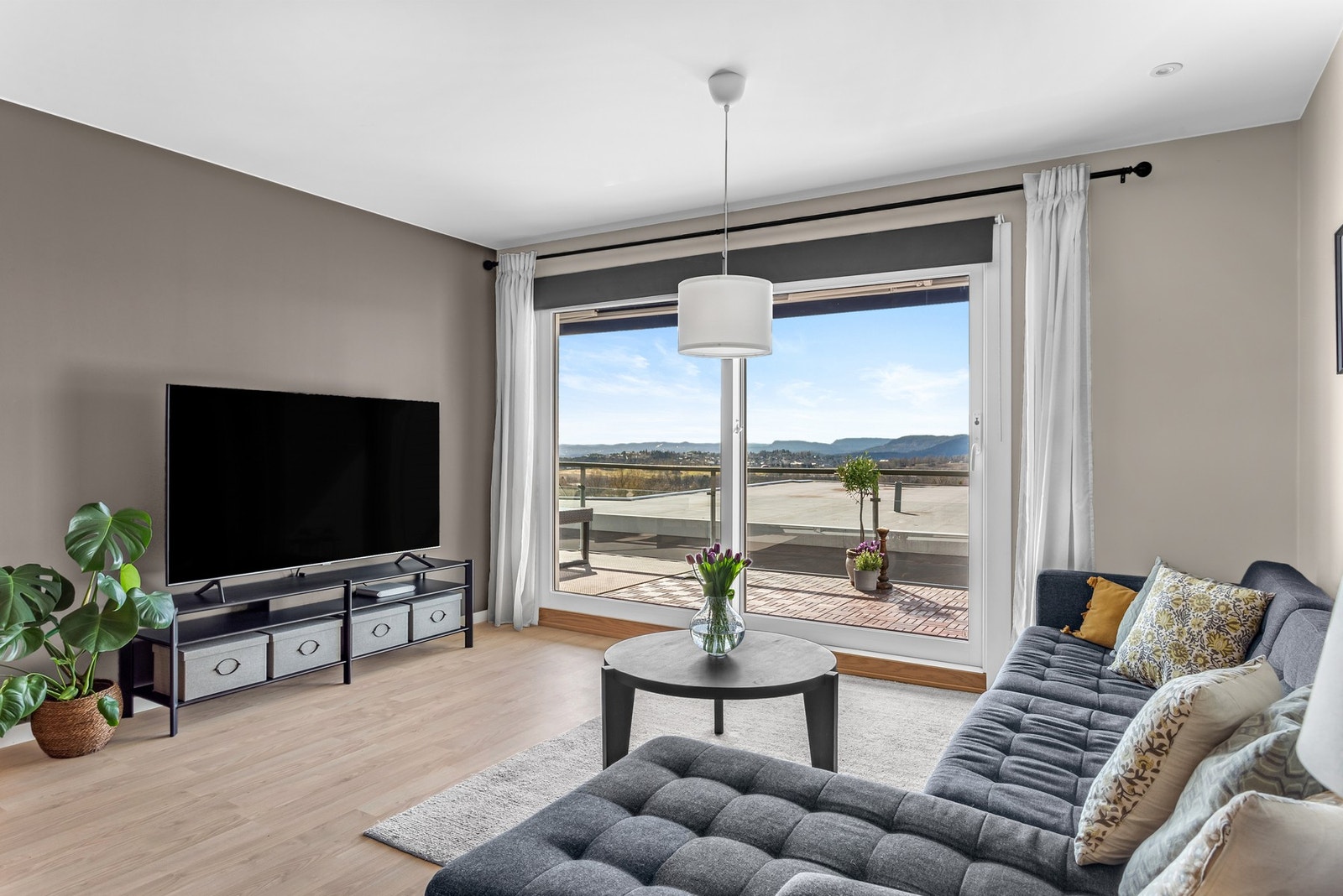 Utgang fra stue til stor og vest-vendt balkong på 15 kvm. Galleribilde