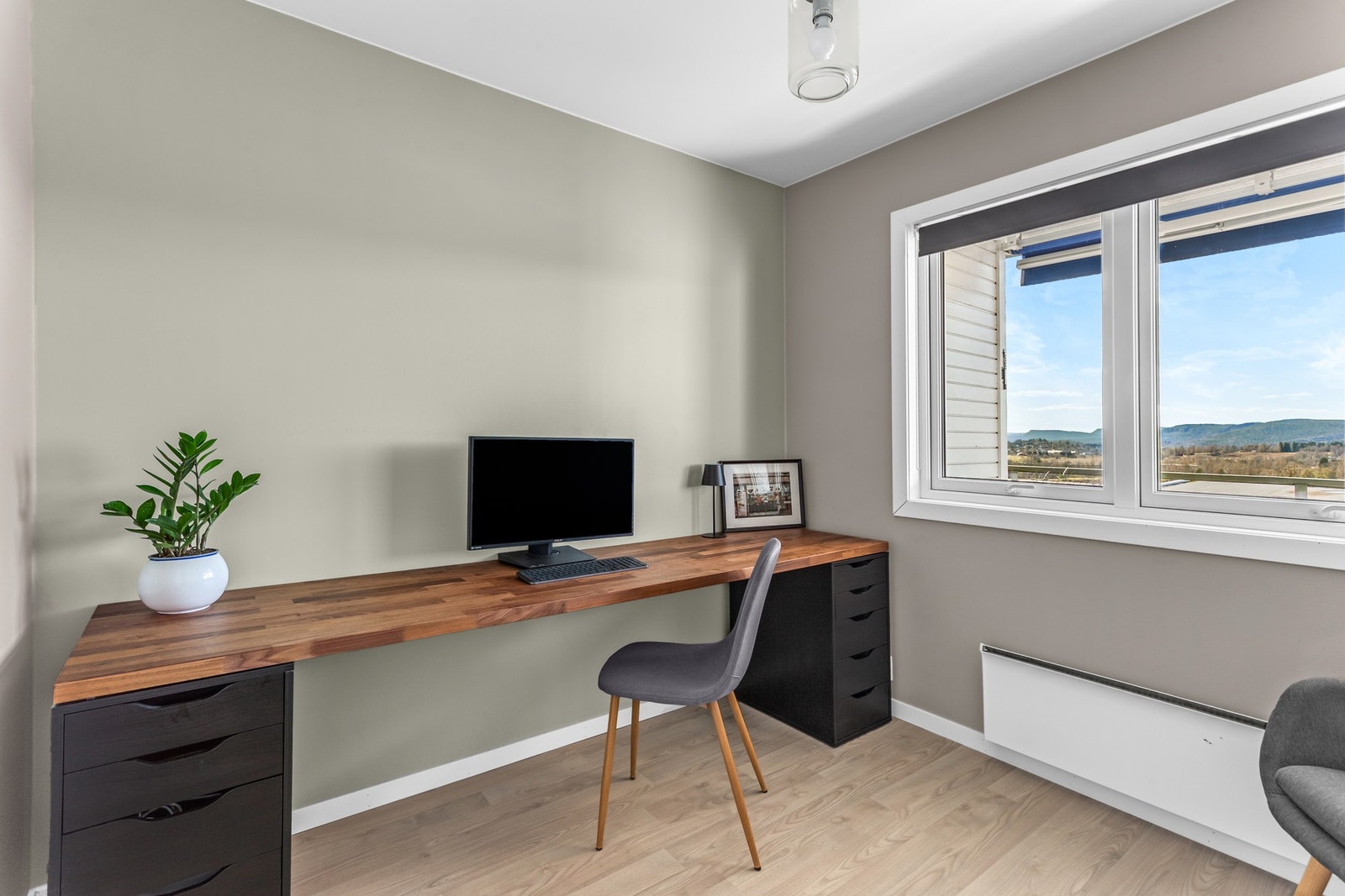 Store vindusflater ut mot balkongen. Galleribilde