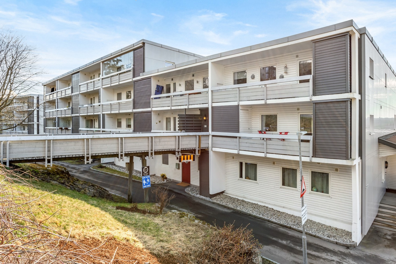 Trappefri inngang til boligen fra bakkeplan. Galleribilde