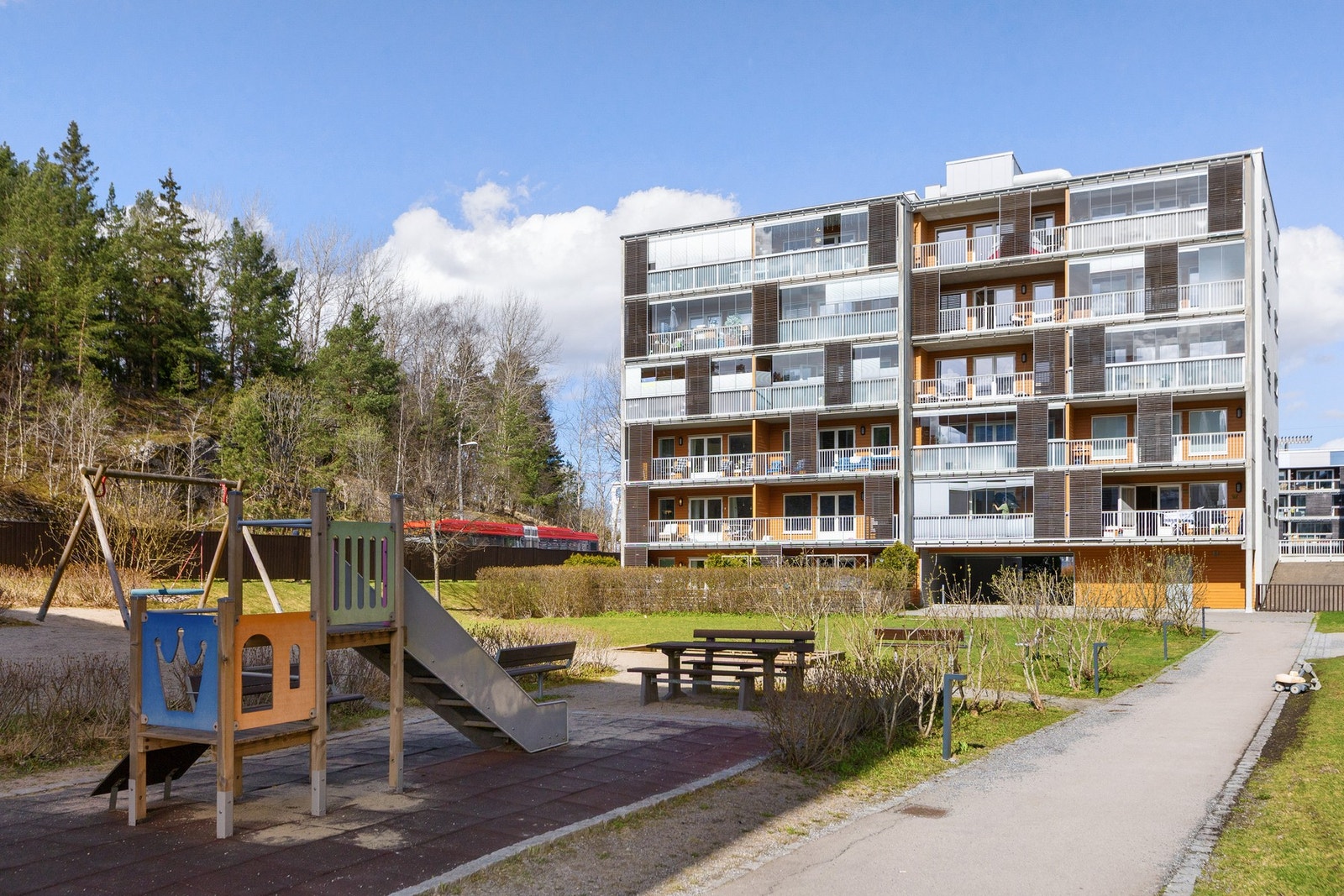 Fellesområde opparbeidet med blant annet internstier, plenarealer, lekeapparater og diverse beplantning. Velkommen til visning! Galleribilde