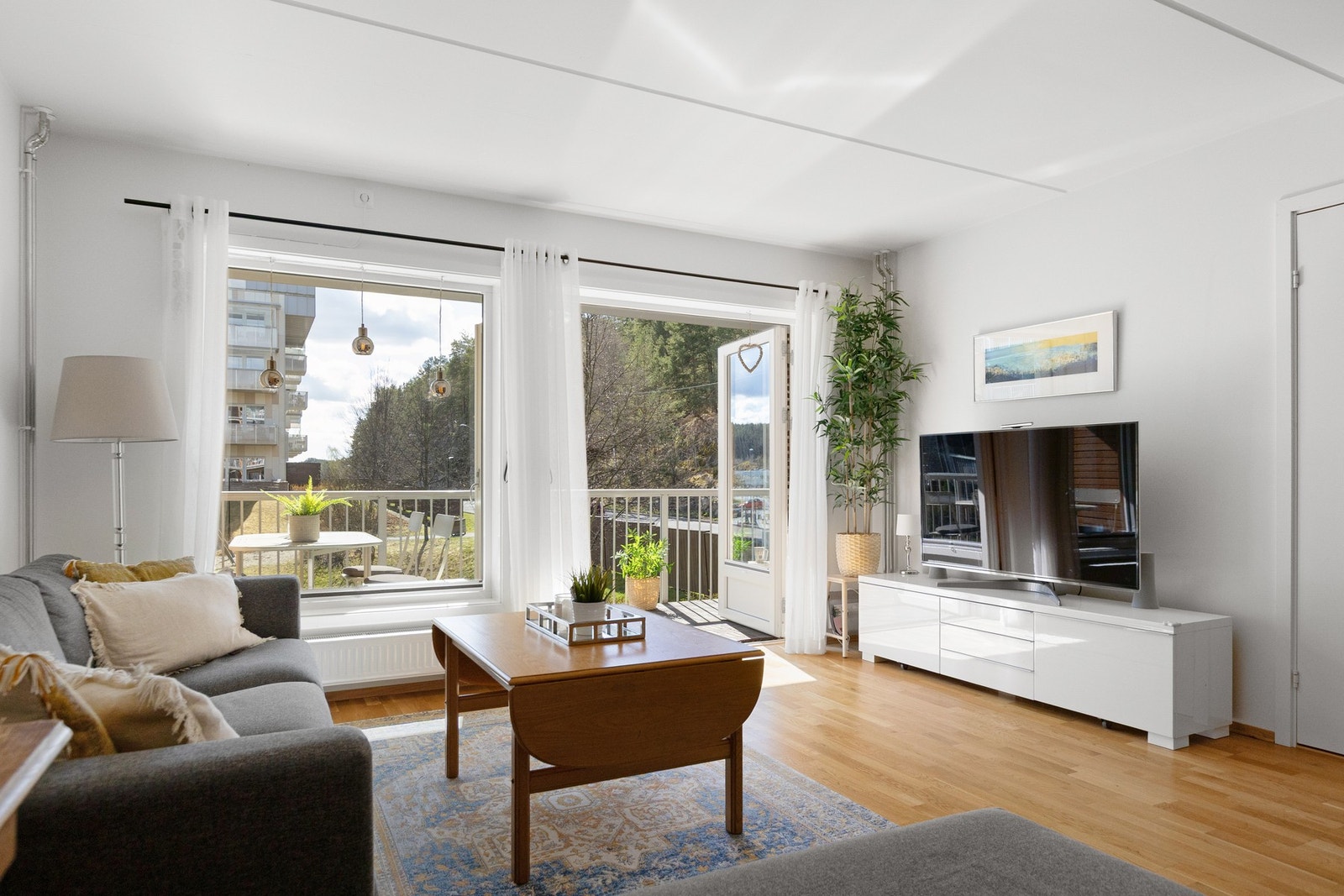 Stuen har gode møbleringsmuligheter med plass til sofagruppe og spisebord. Galleribilde