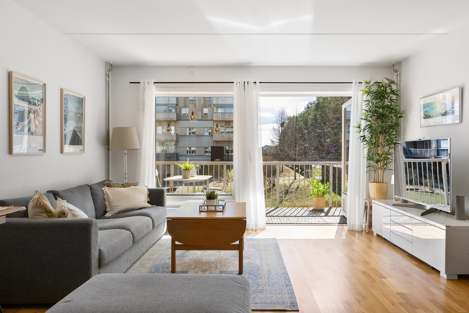 Fra stuen er det utgang til balkong. Galleribilde