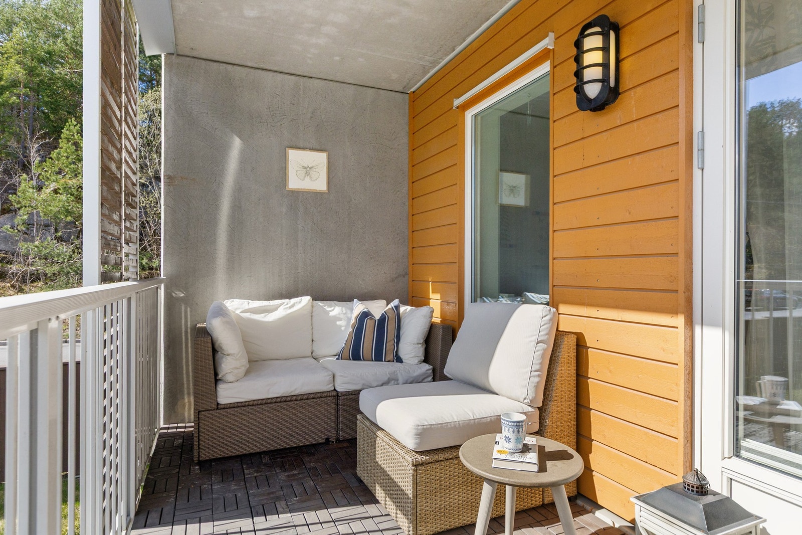 Balkongen har sol fra den ene siden om morgenen, til den andre siden om kvelden. Selger opplever selv at deler av verandaen har sol hele dagen. Galleribilde