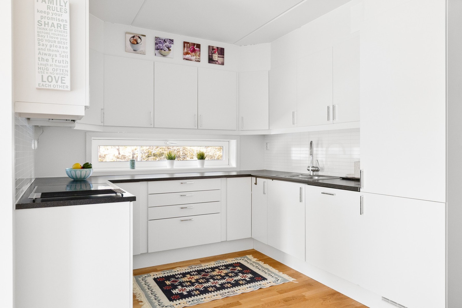 Stilrent kjøkken med kjøkkeninnredning fra 2012 med glatte fronter og benkeplate av laminat. Galleribilde