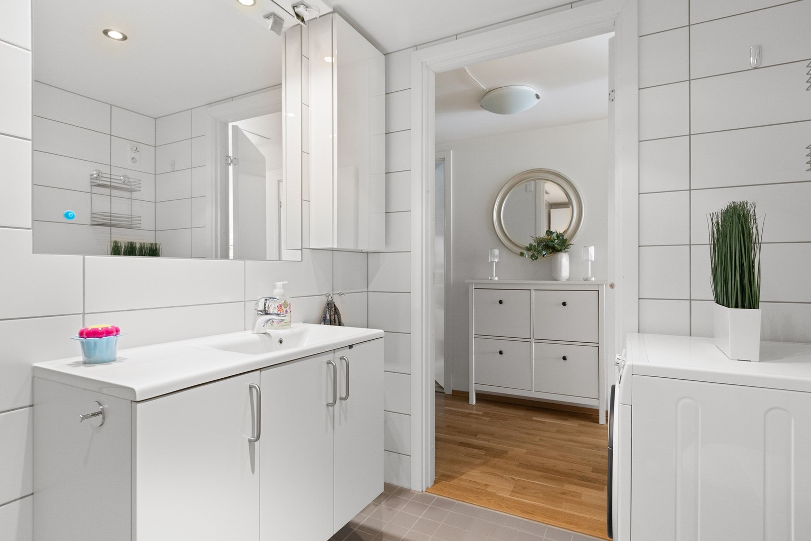 Det er opplegg for vaskemaskin på badet. Galleribilde