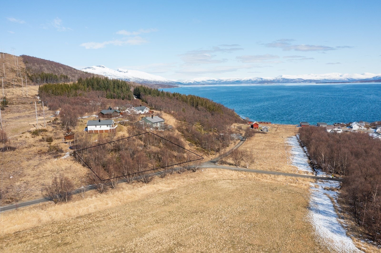 Ønsker du en tomt av god størrelse med nærhet til sjøen med gode lys- og solforhold og fabelaktig utsikt? Da kan dette være noe for deg. Galleribilde