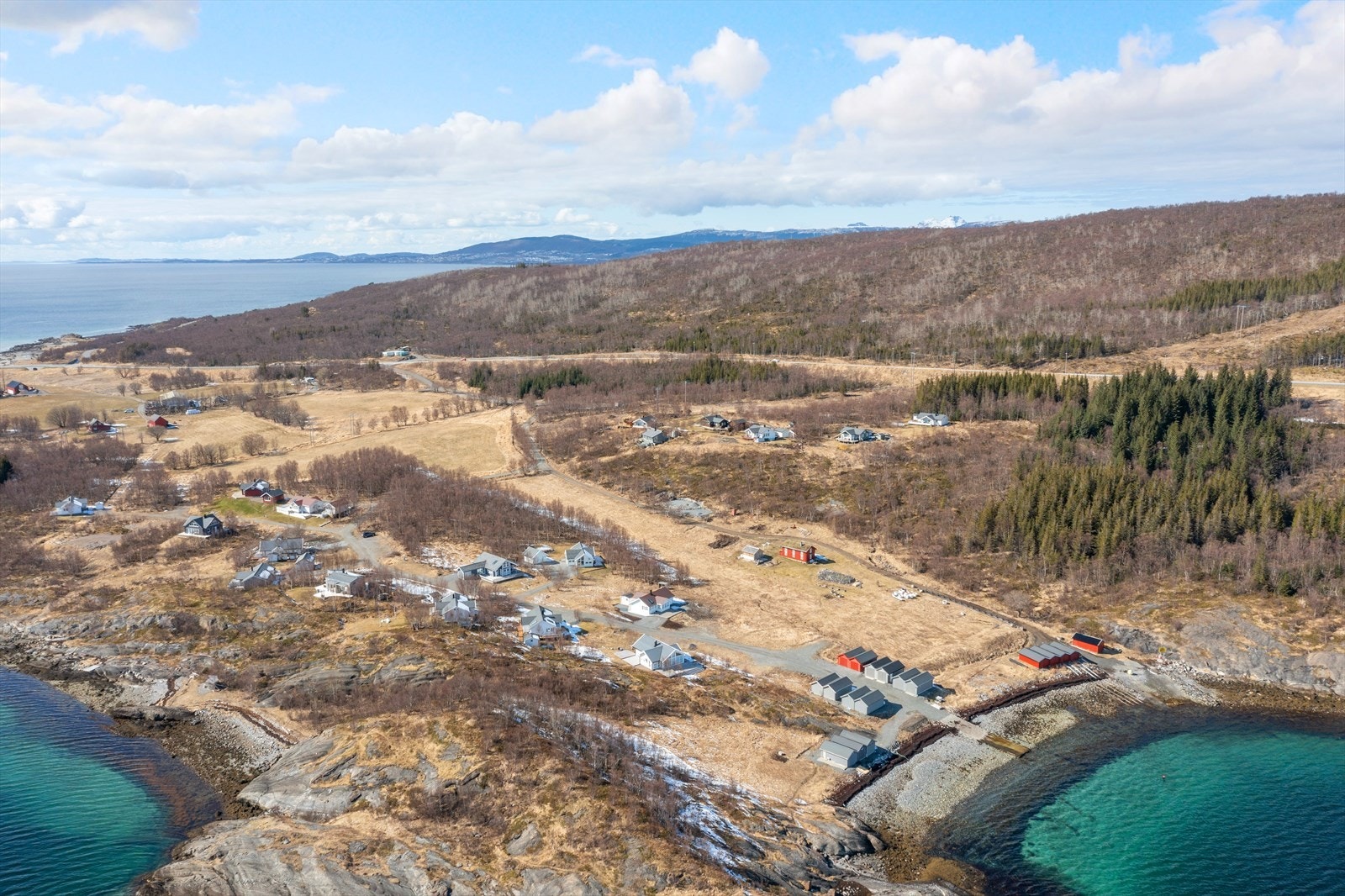 Oversiktsbilde med både fritidstomt og nausttomt. Området består i hovedsak av frittliggende fritidsboliger. Galleribilde