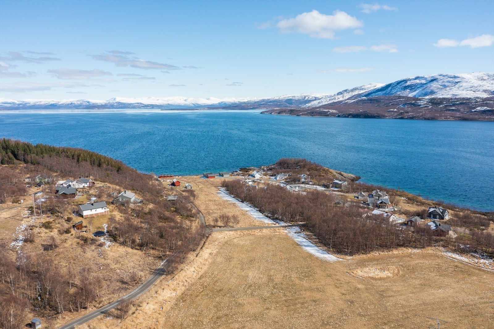 Tomten befinner seg i naturskjønne og landlige omgivelser i Tekkelvika som har innkjøring fra saltstraumveien ca. 25 minutter i bil fra Bodø Sentrum. Galleribilde