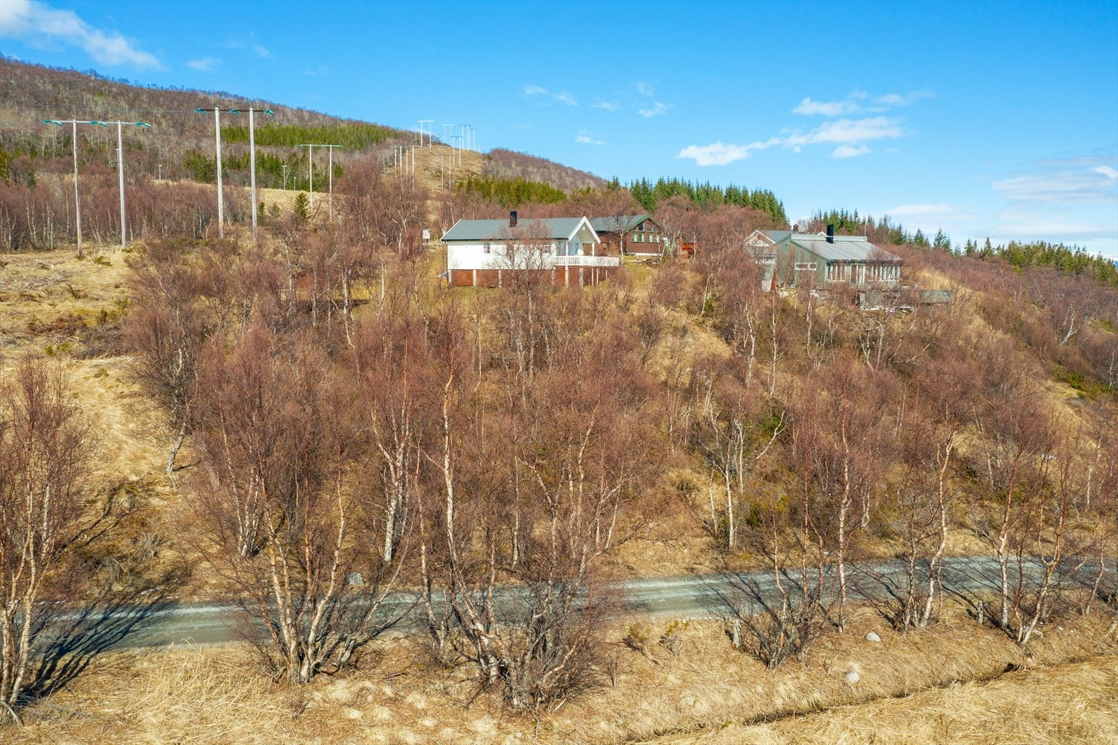 Eiendommen, som er 1027 kvm, ligger i hellende terreng og er bevokst. Det påregnes noe grunnarbeid før tomten er byggeklar. Eiendommen har havutsikt og svært gode lys- og solforhold. Galleribilde