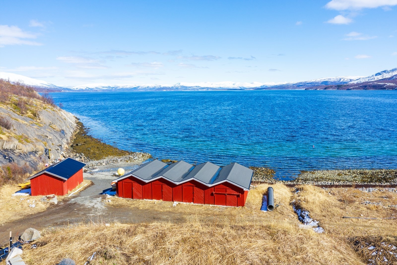 Med tomten selges også 1/8 ideell andel av nausttomten som befinner seg like nedenfor på Gnr 74 Bnr 29. Galleribilde