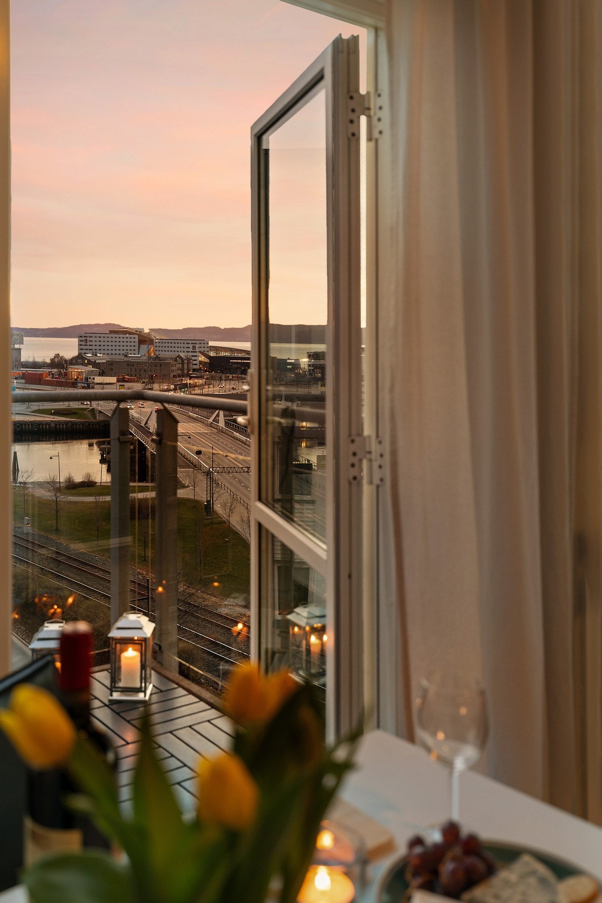 Balkongen ligger med direkte utgang fra stuen og er en naturlig forlengelse av boligen på godværsdagene. Galleribilde