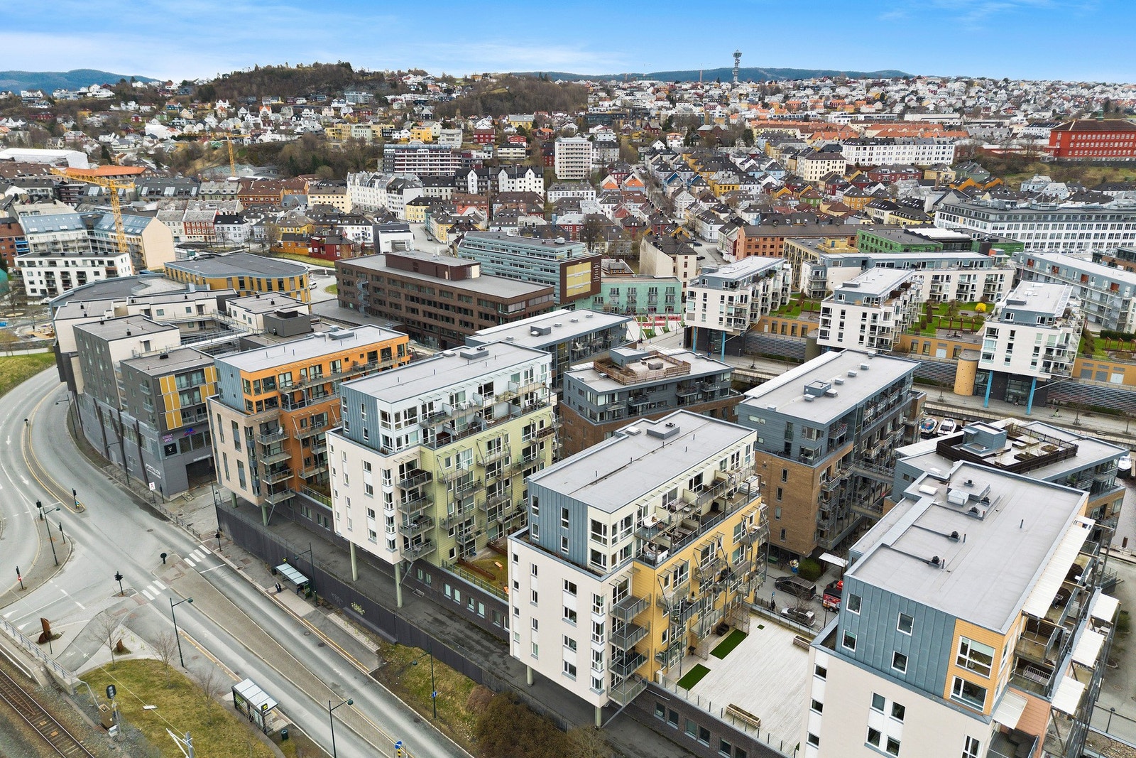 Alle de store studiestedene og arbeidsplassene nås raskt til fots, med sykkel eller buss. Holdeplass like ved, samt noen minutters gange til Trondheim sentralstasjon. Bussholdeplass og Lademoen togtasjon ligger 50 m fra leiligheten Galleribilde