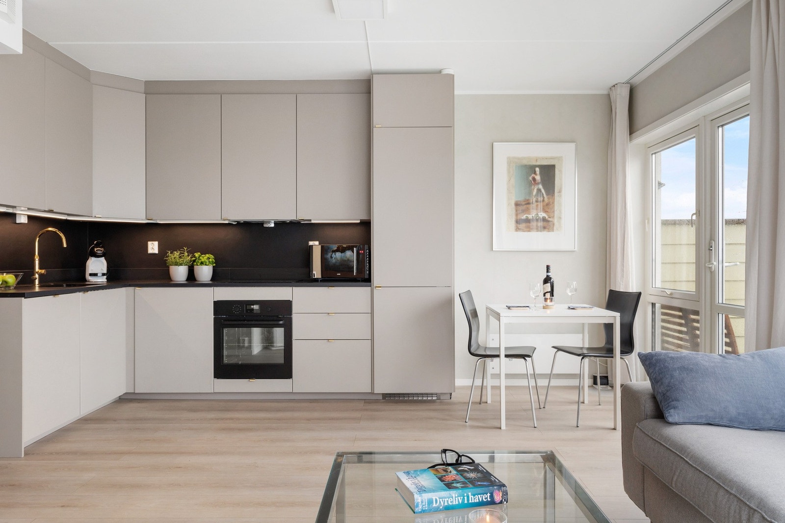 Ved kjøkkenet finner spisebordet sin naturlige plass. Galleribilde