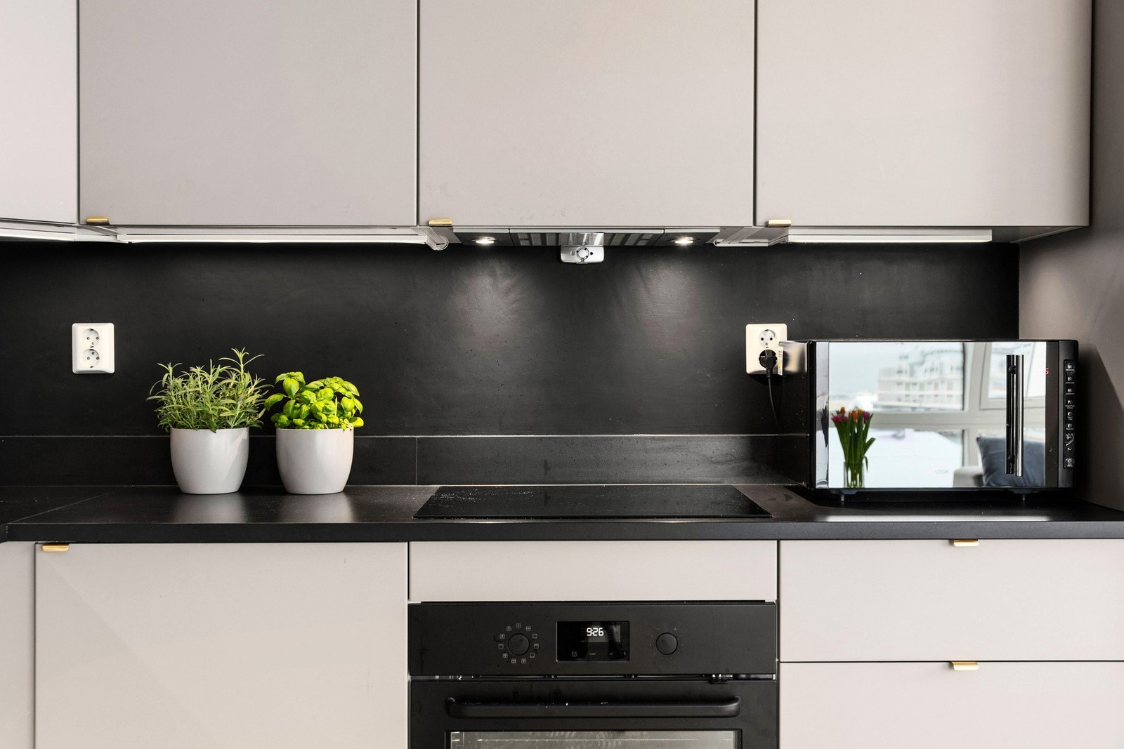 Integrerte hvitevarer består av ovn, platetopp, kombiskap og oppvaskmaskin. Galleribilde