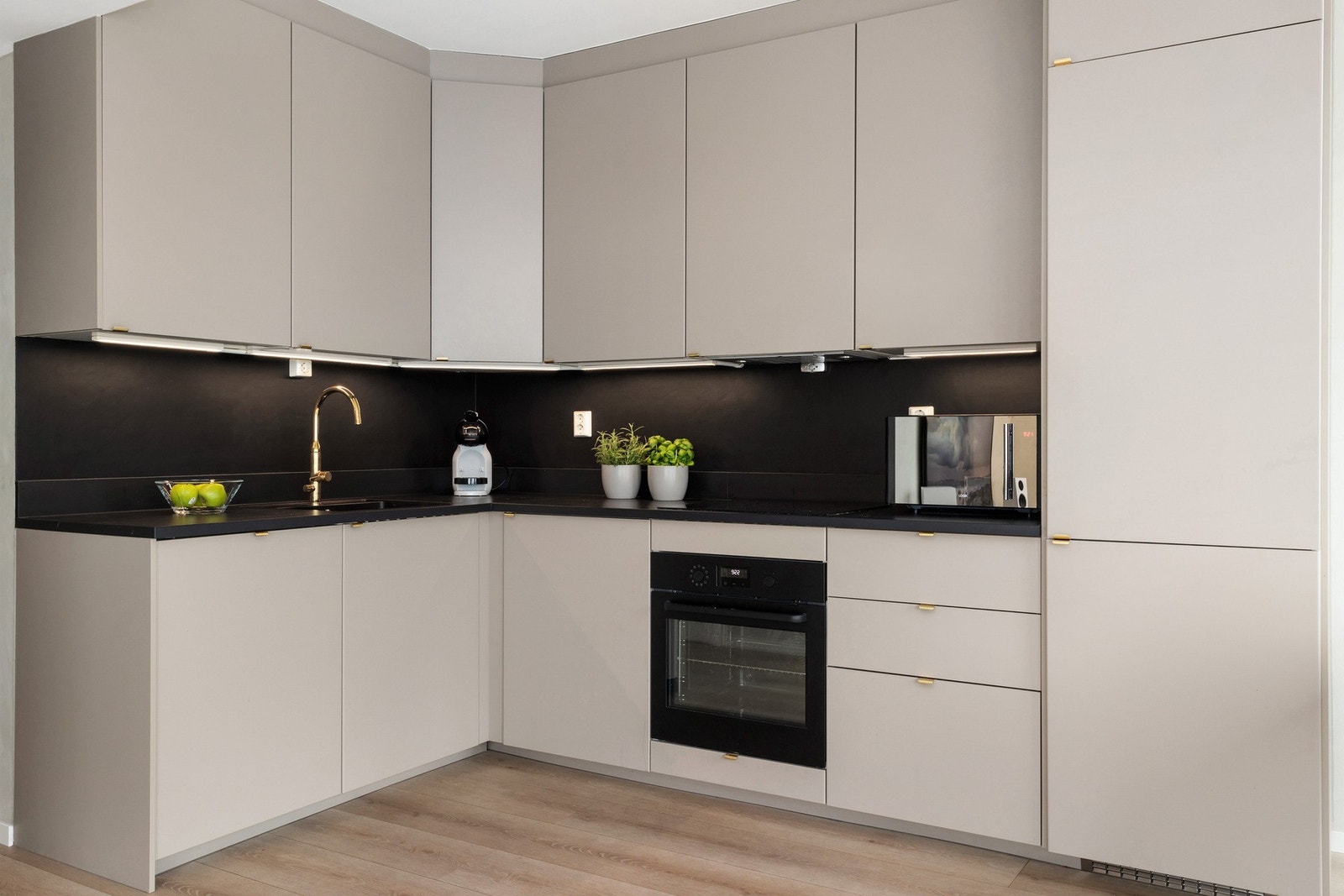 Kjøkkenet kan skilte med integrerte hvitevarer og gode lagringsmuligheter i over- og underskap. Galleribilde