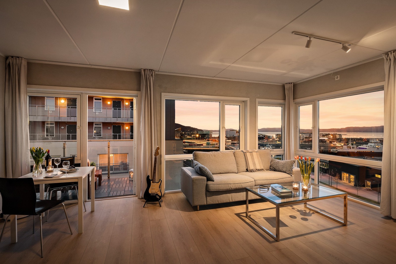 Leiligheten oppleves lys og luftig, men kan også fremstå dempet og stemningsfull. Galleribilde