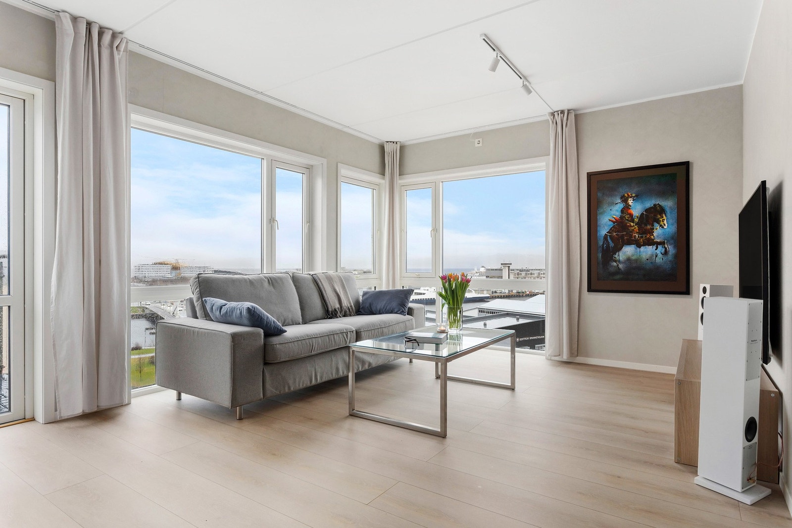 Vannbåren gulvvarme og balansert ventilasjkon gir behagelig inneklima. Galleribilde