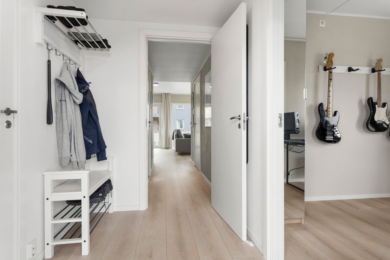 Alltid en hyggelig velkomst i Dyre Halses gate 7 med denne lyse og innbydende entréen. Galleribilde