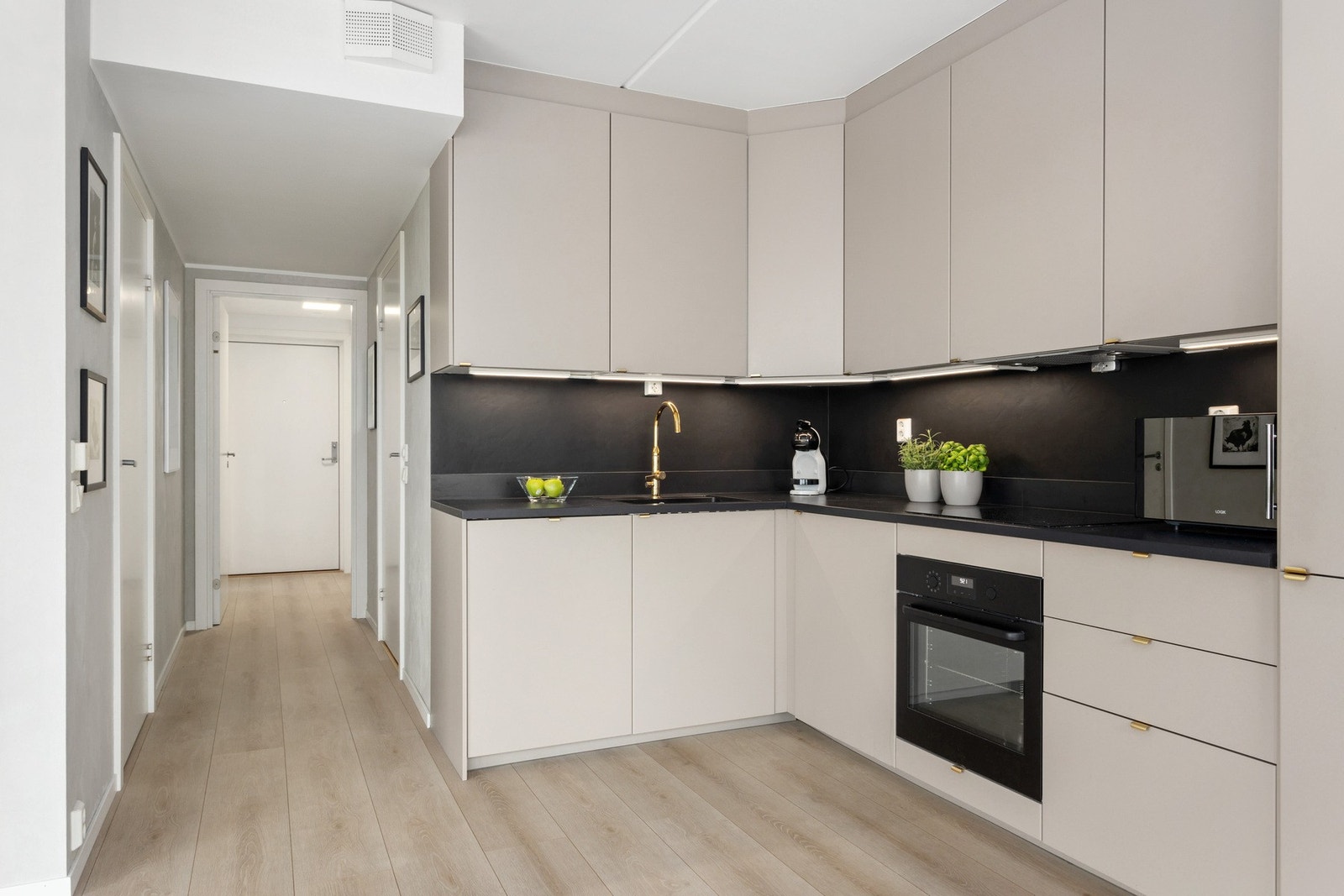 Kjøkkenet er fra 2019 og er holdt i en tidløs finish med beige slette fronter. Galleribilde