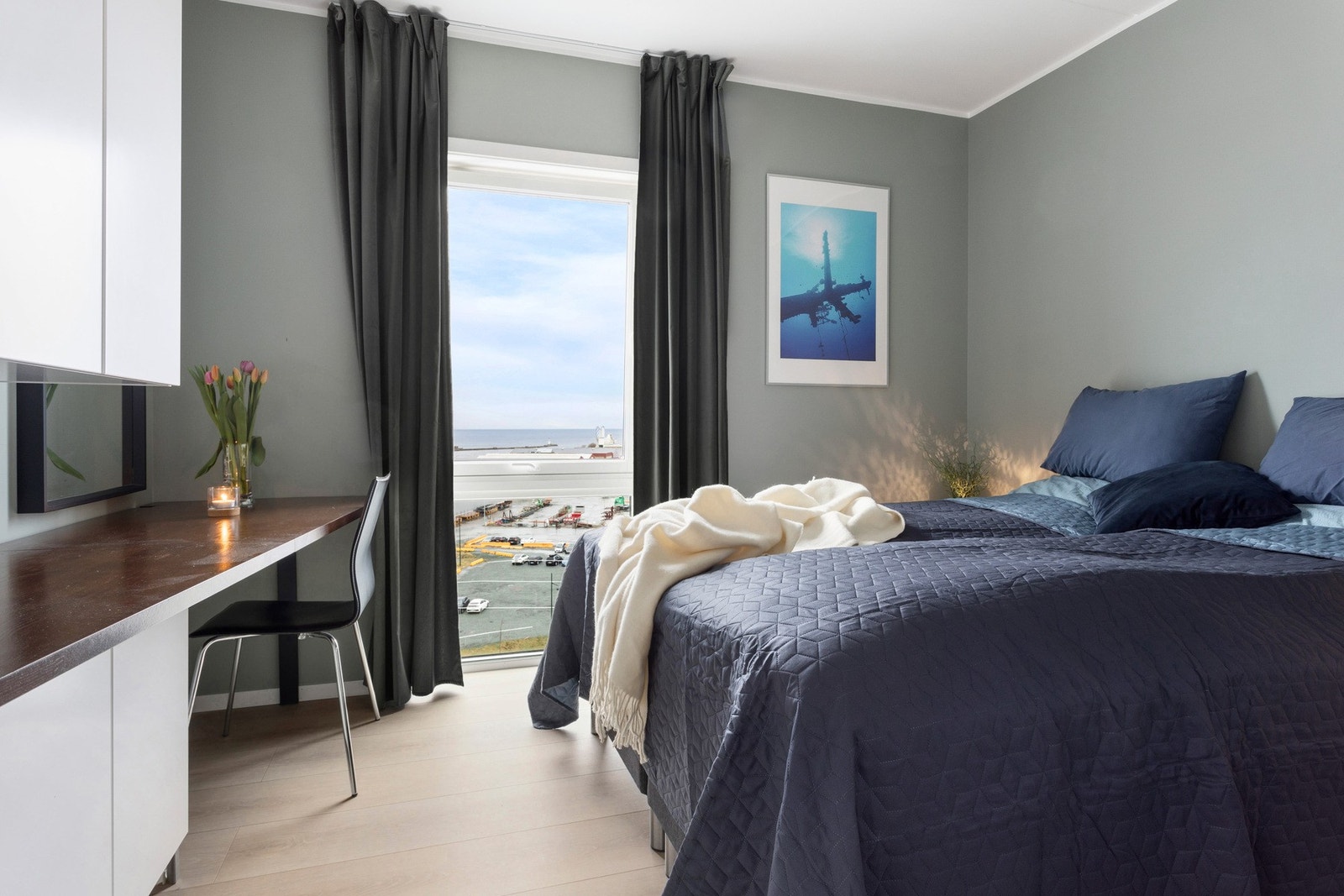 Stilrent og harmonisk hovedsoverom på 9 kvm. Galleribilde