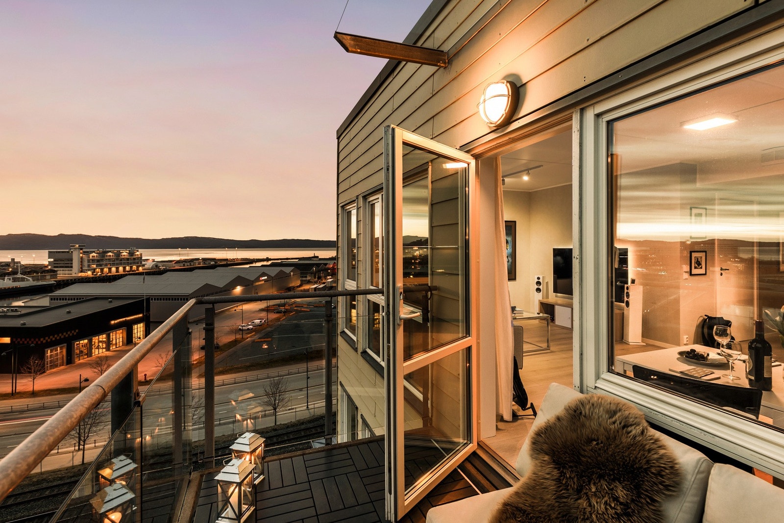 Velkommen til denne delikate stilrene topp- endeleiligheten i Dyre Halses gate 7! Galleribilde