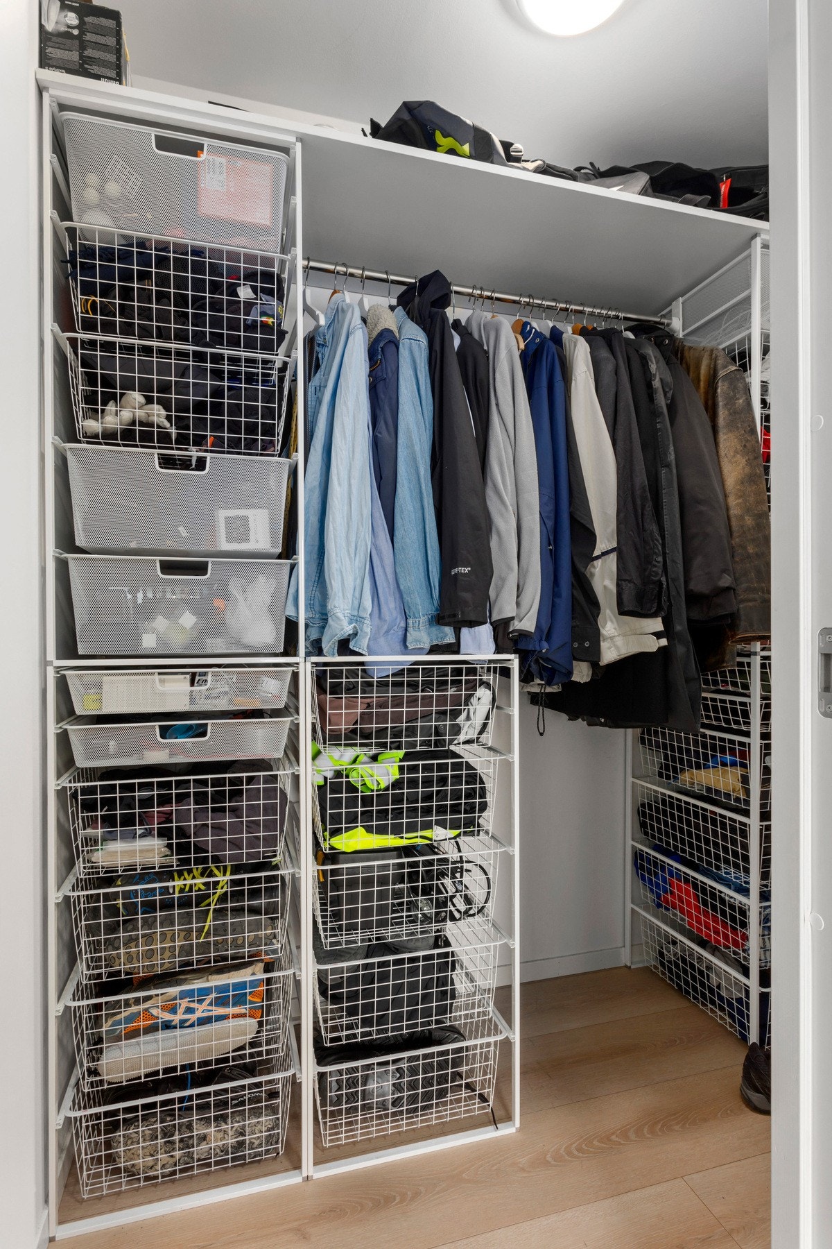 I forbindelse med entréen har man en intern bod på 2,5 kvm. Svært praktisk for lagring av klær, eller andre artikler du vil ha lett tilgjengelig. Galleribilde