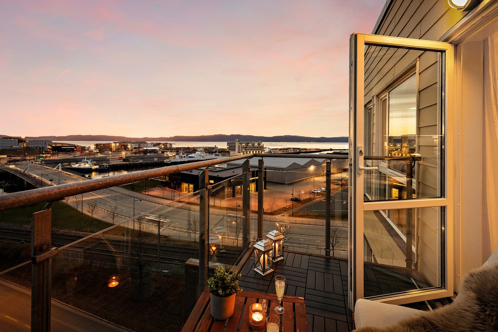 Balkongen måler 5,5 kvm. Her kan man du nyte godværsdager og lange sommerkvelder til det fulle. Galleribilde