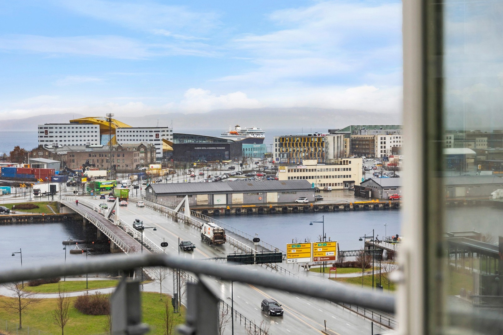 Boligen kan skilte med en gjennomgående god standard, og en misunnelsesverdig utsikt. Galleribilde