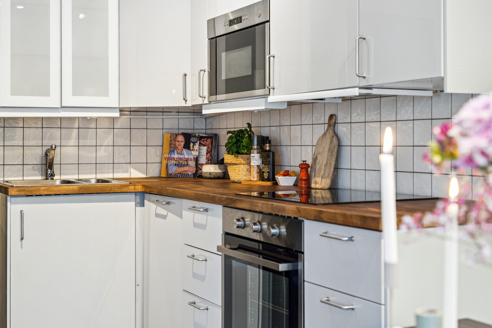 Kjøkkenet har god plass i skuffer og skap, samt rikelig med arbeidsflate for matlaging. Galleribilde