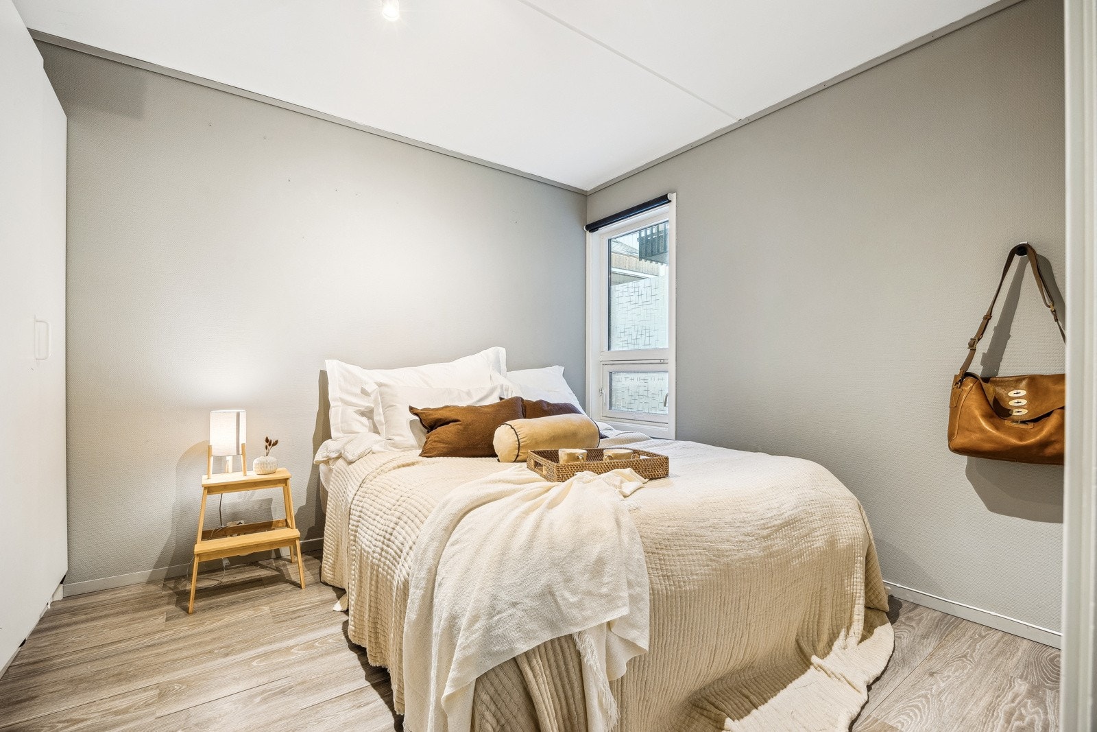 Leiligheten har 2 soverom - Hovedsoverommet måler 10 kvm og er malt i lyse, moderne farger som gjør det enkelt å sette sitt eget preg på rommet gjennom interiør og dekor. Galleribilde