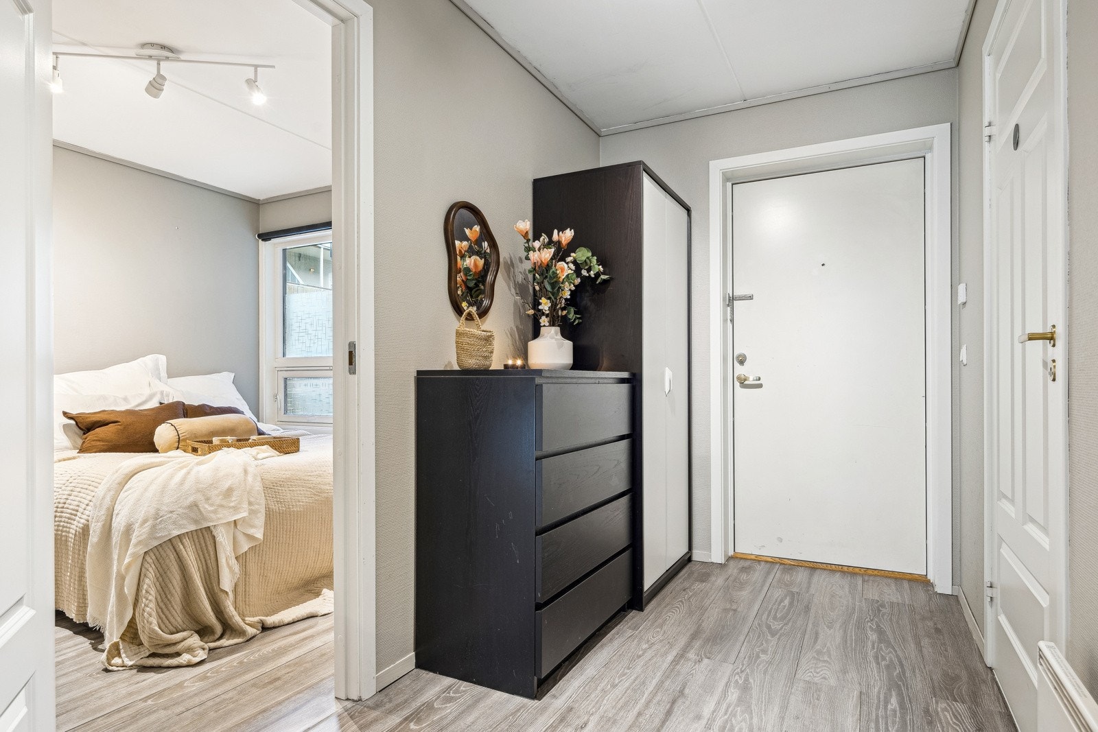 Velkommen inn! Gangen er malt i lyse farger og har gode oppbevaringsmuligheter. Galleribilde