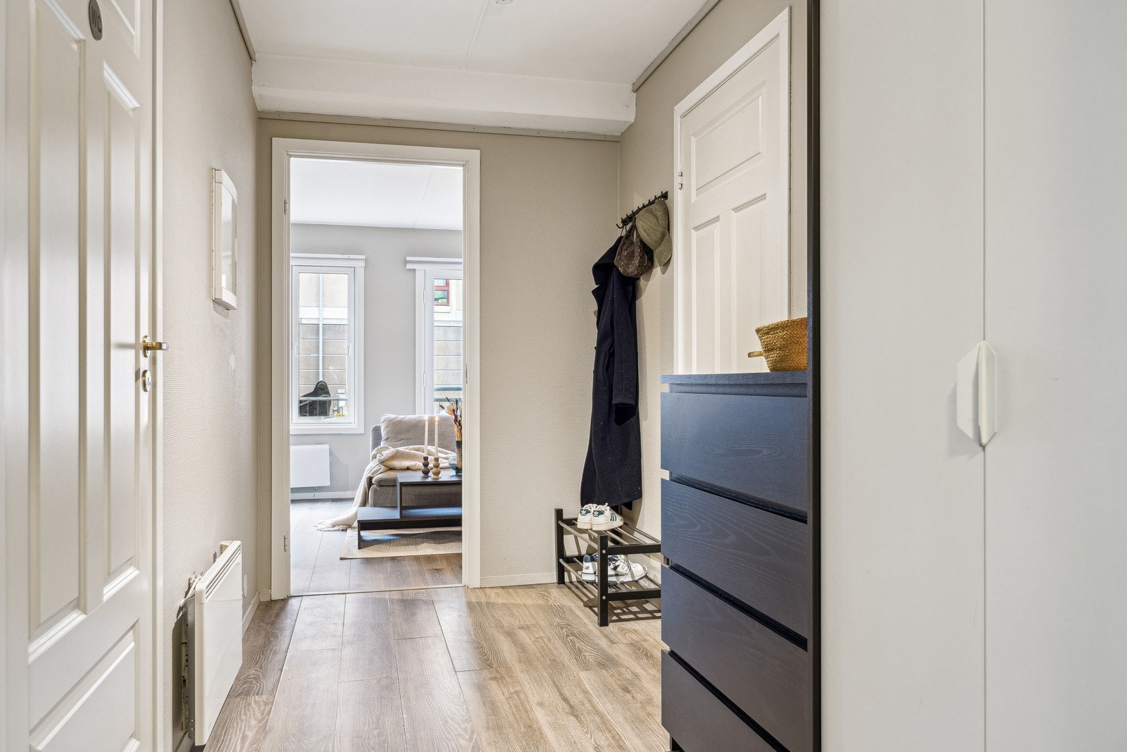 Romslig og innbydende entre, med knagger for å henge av seg yttertøy. Galleribilde