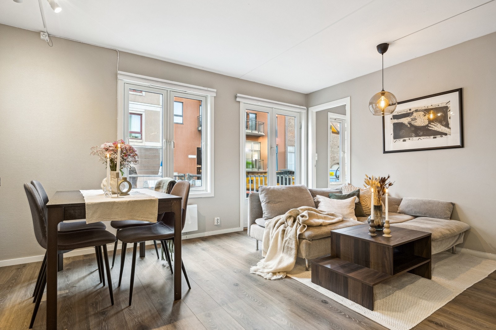 Stuen er malt i moderne farger, som setter et fint preg over leiligheten. Galleribilde