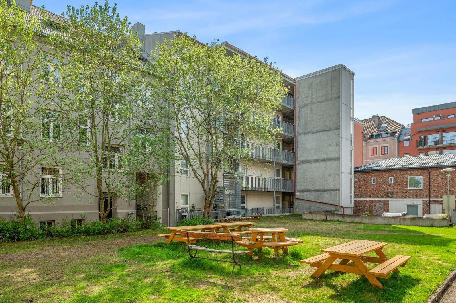 Felles grøntareal i bakgården som er perfekt for sommerhalvåret. Solsiden er bare en kort spasertur unna og byr på et livlig uteliv samt et bredt utvalg av restauranter. Galleribilde