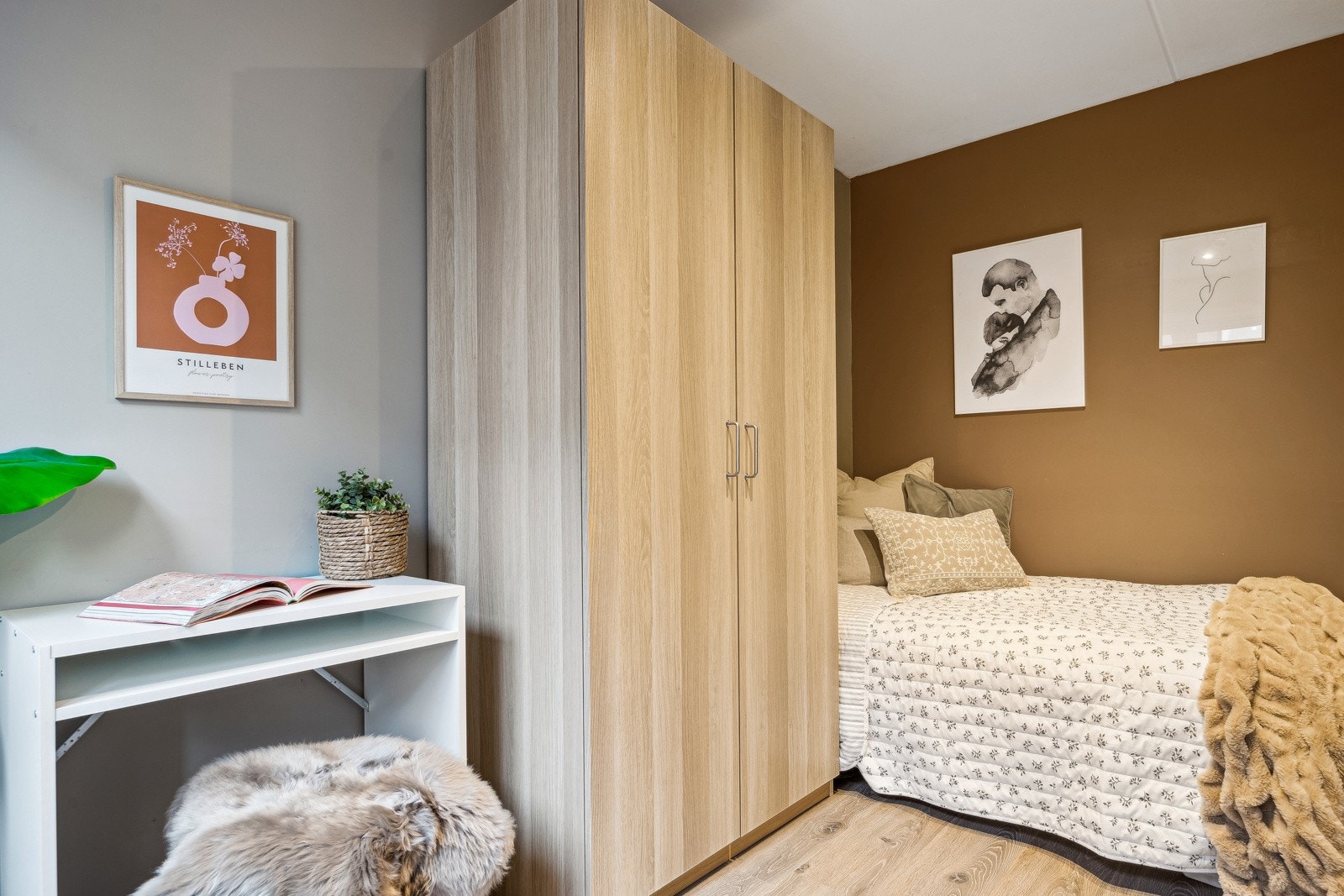 Soverom nr. 2 med plass til både seng og oppbevaringsmuligheter. Galleribilde