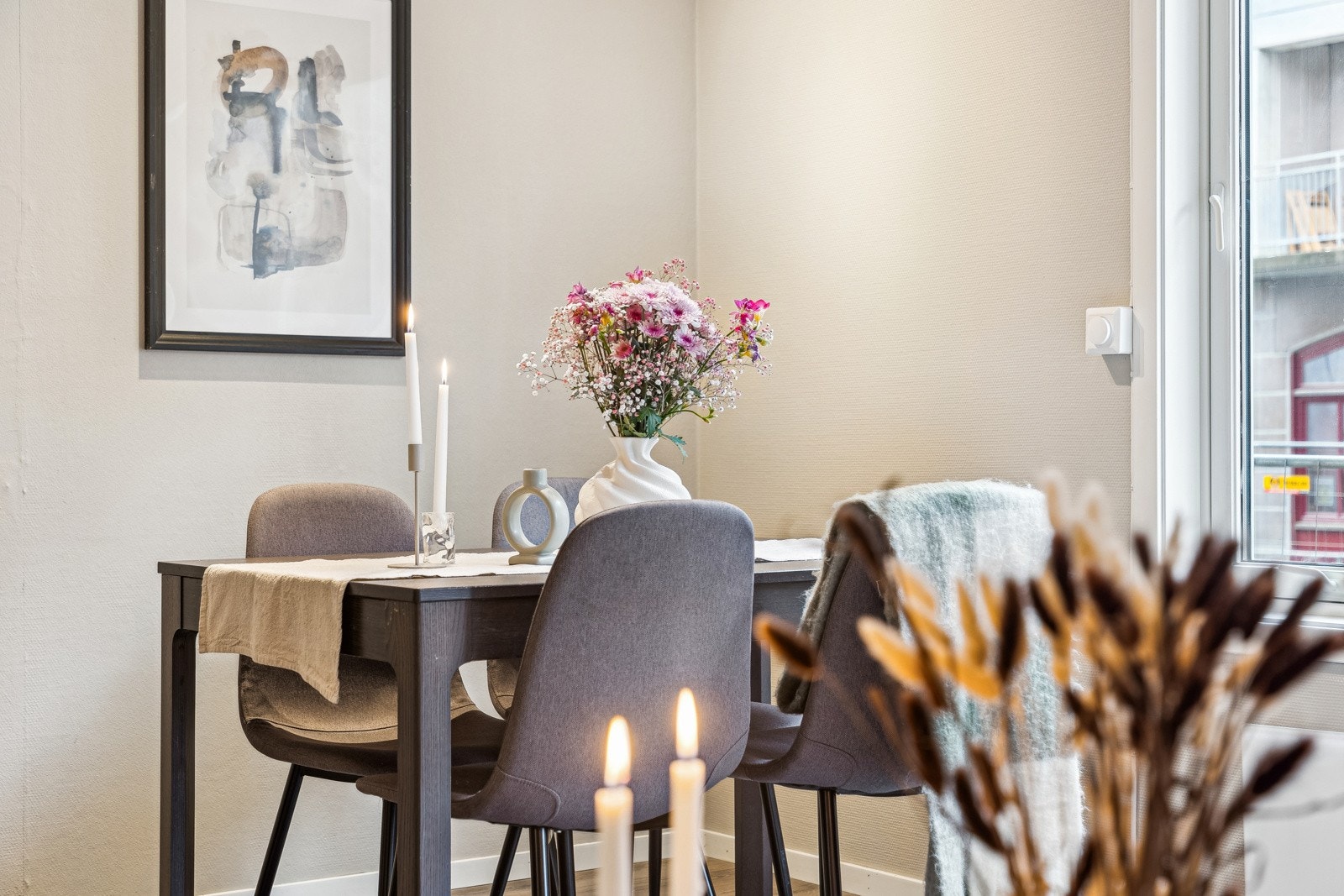 Spisegruppen finner sin naturlige plass i rommet og inviterer til hyggelige stunder. Galleribilde