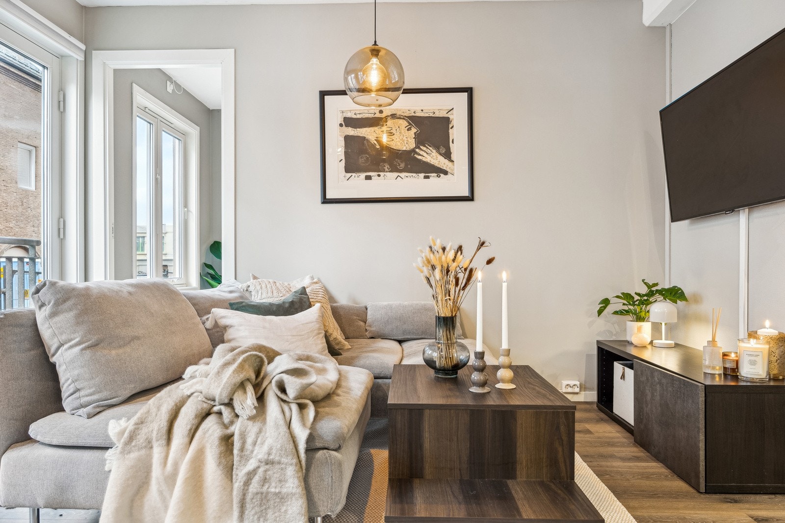 Stuen byr på god plass for en koselig sofakrok. Galleribilde