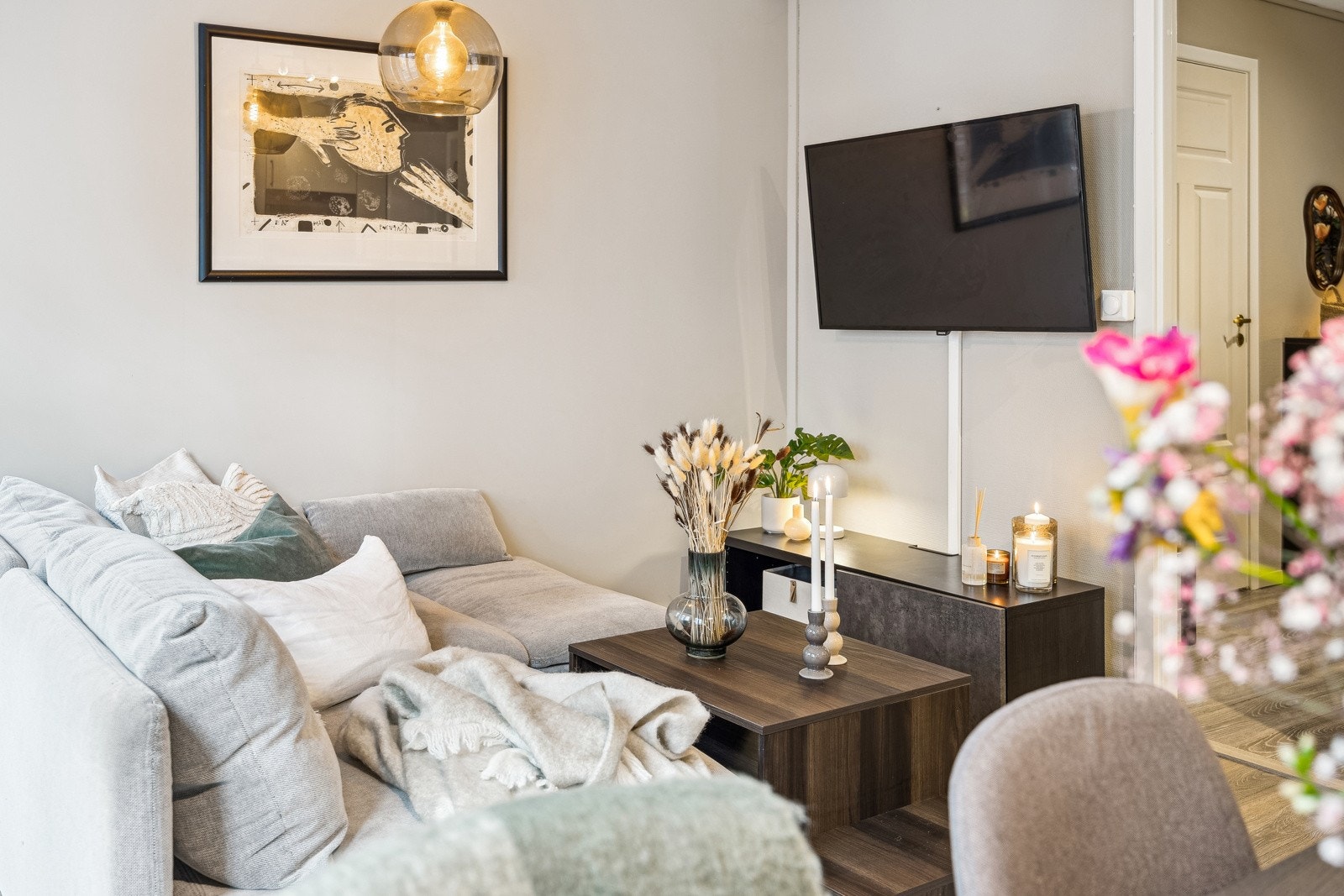 Mye inkludert i månedlige felleskostnader, som blant annet kabel-tv, internett, renhold av fellesarealer og parkering m.m. Galleribilde