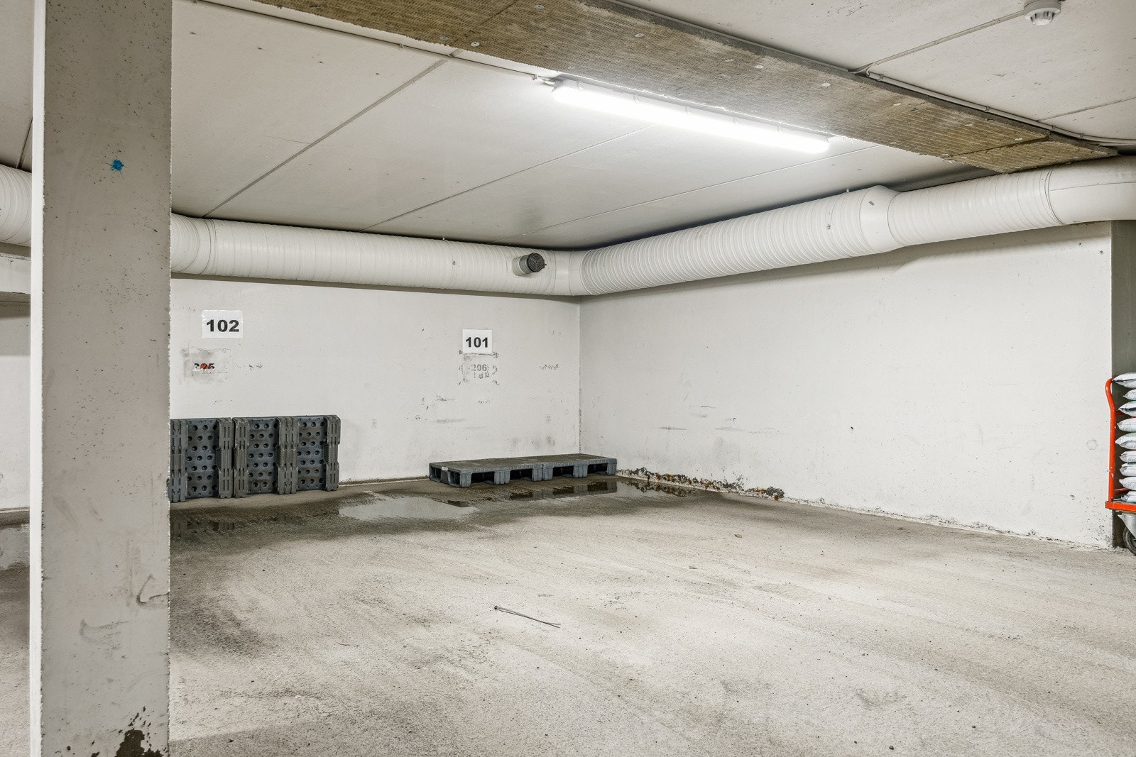 Egen parkering i parkeringskjeller med mulighet for elbillader. Galleribilde